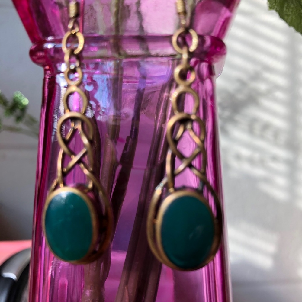 Celtic knot drop earrings, green stone - Picture 4 of 4